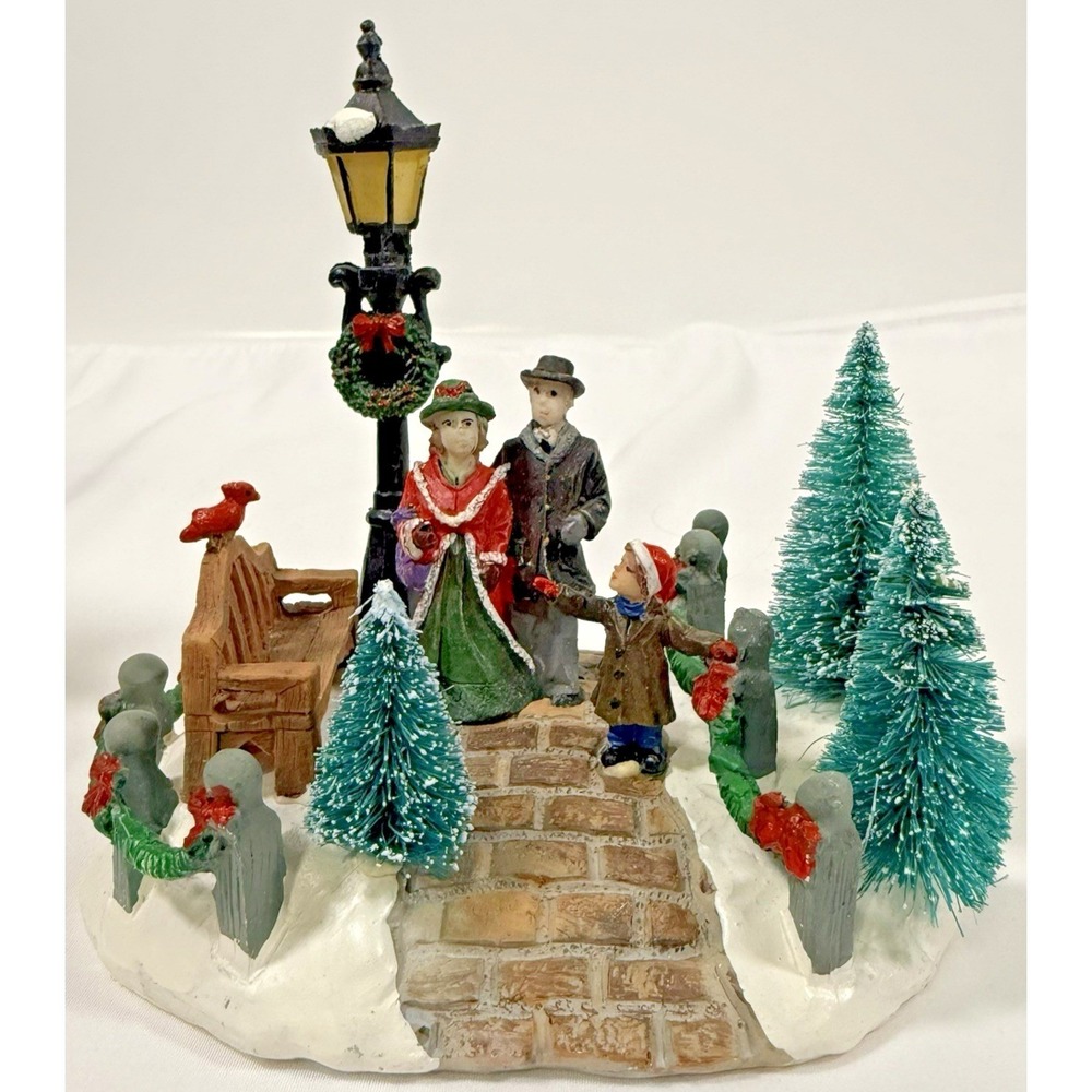Traditional Vintage Collection Family In Park Christmas Figurine 2007 Multicolor